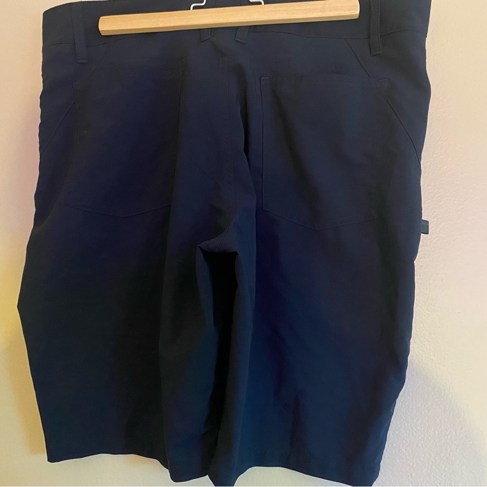 Oakley Lightweight Regular Fit Performance Shorts… - image 2